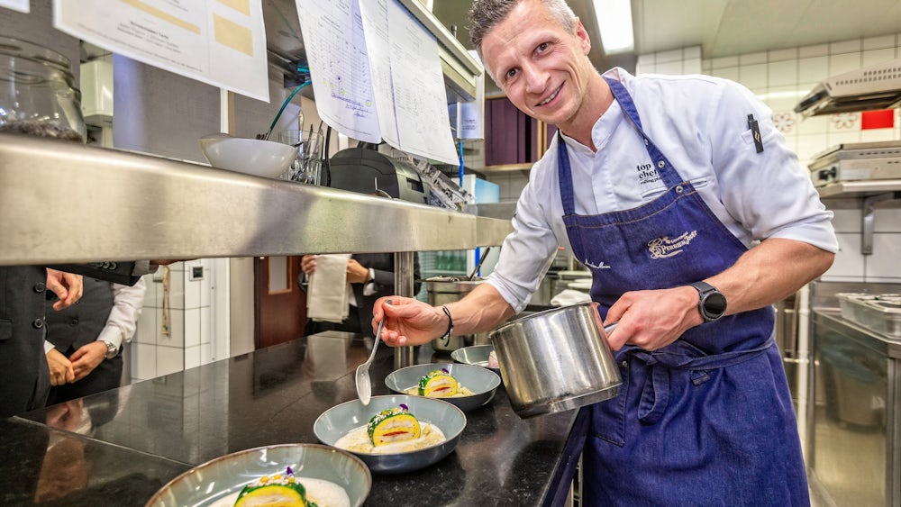 Jeder Teller sei Detailarbeit, sagt Sternekoch Maximilian Moser. Zusammen mit seinem Team ist er zum elften Mal vom Guide Michelin ausgezeichnet worden.