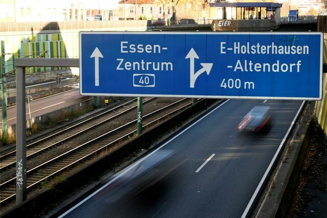 Ein Verkehrsschild hängt über einer Autobahn. (Symbolbild)