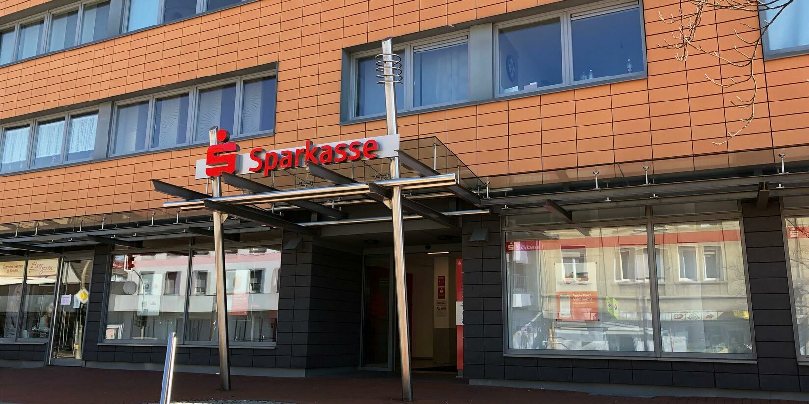 Mitarbeiterin der Sparkasse verhindert Betrug