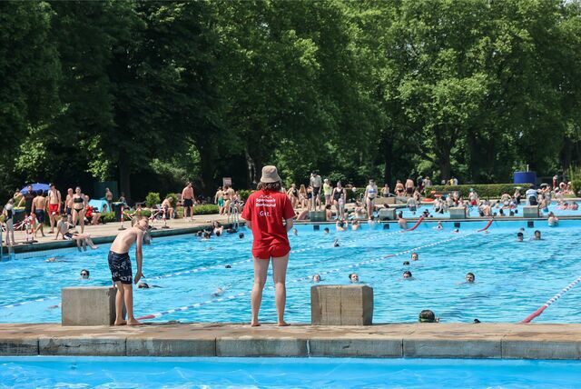 Blick auf ein Schwimmbecken im Freibad Volkspark in Dortmund