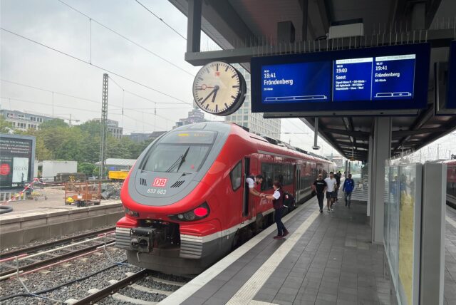 Ein DB-Zug steht im Bahnhof Dortmund
