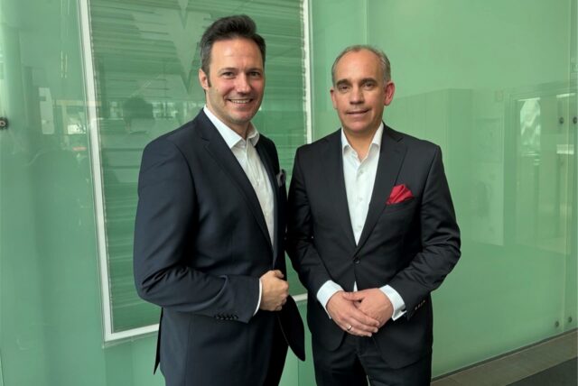 Starten jetzt in eine gemeinsame Zukunft: Michael Martens (l.), Chef der Dortmunder Volksbank, und Dennis Jaschik (r.) aus dem Vorstand der Volksbank Dortmund-Nordwest.