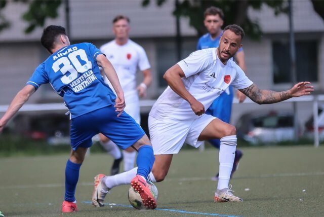 Marcel Ramsey will einen Ball blocken