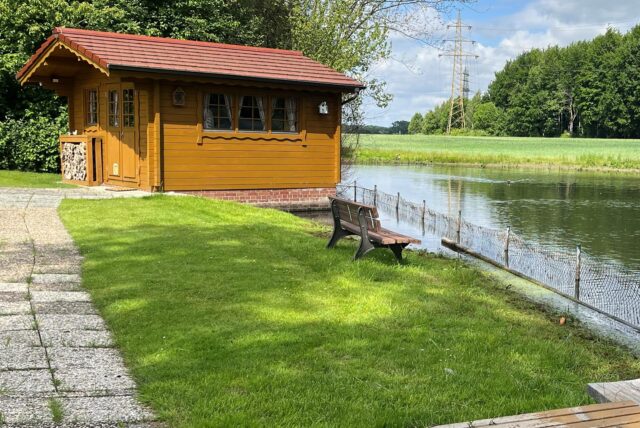 Der Pegelstand des Wickeder Waldsees ist nach dem relativ trockenen Mai etwas zurückgegangen. Die Gartenbank auf diesem Grundstück stand vor weniger Wochen noch mit allen vier Füßen im Wasser.