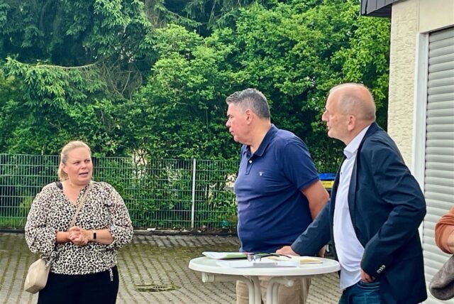 Dominique Bischoff, Mario Löhr und Volker Schütte tauschen such zum Erhalt der Buslinien R50, 51 und 52 aus.