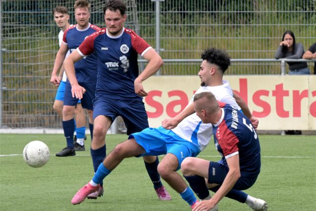 Mehrere Spieler im Duell.