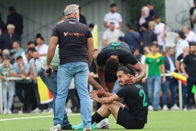 Roj-Spieler sitzt enttäuscht am Boden.