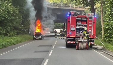 VW-Käfer steht auf Hagener Straße in Flammen