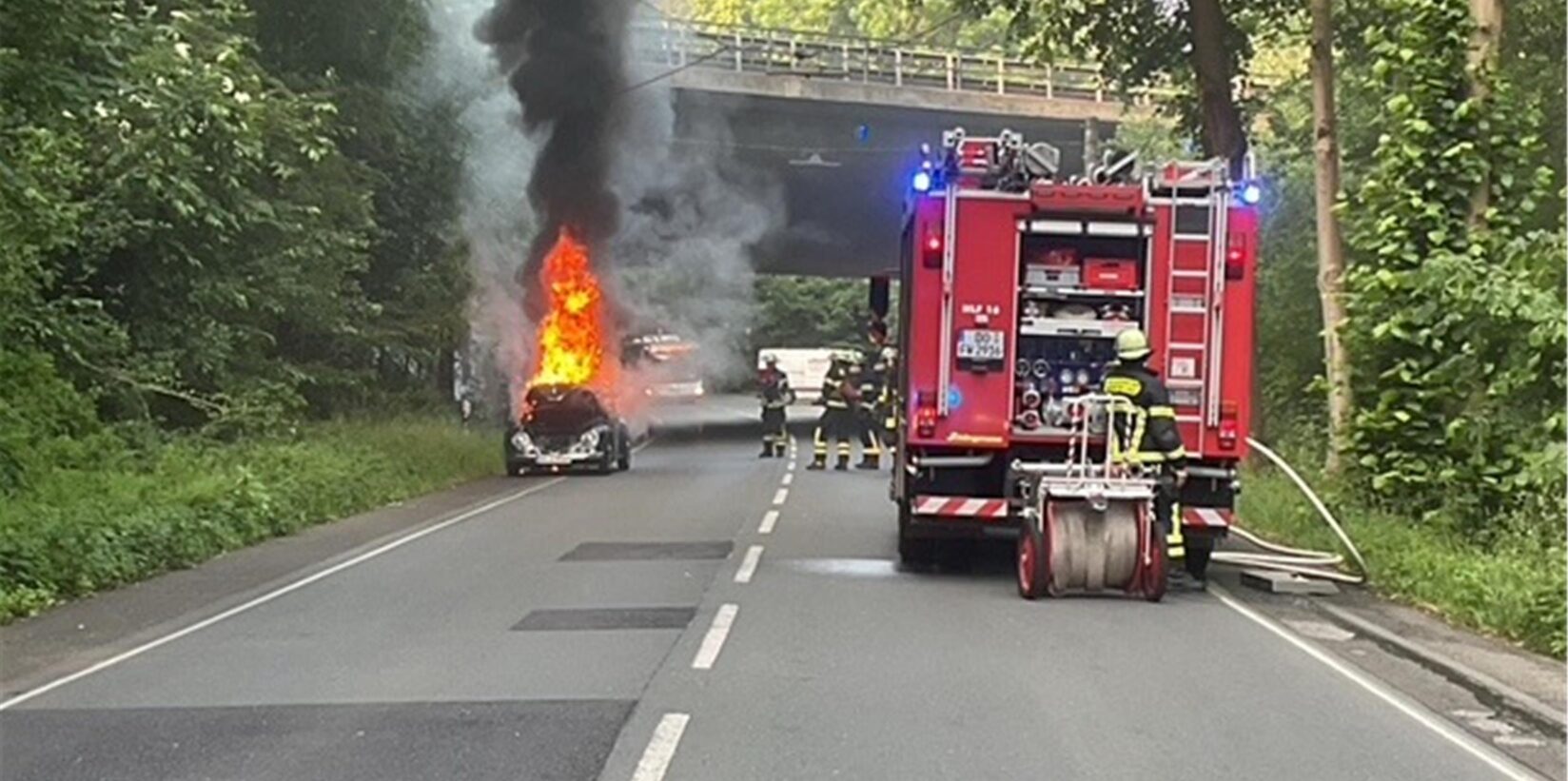 VW-Käfer steht auf Hagener Straße in Flammen