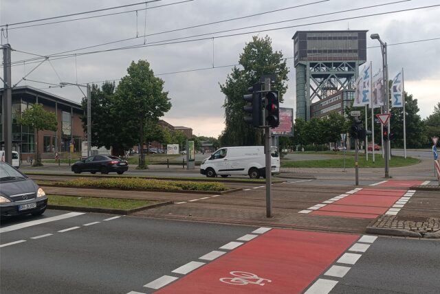 Auch an der Kreuzung Evinger-/Deutsche Straße sind die Radwege rot markiert worden.