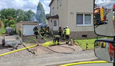 Feuerwehr rückt zu Garagenbrand aus