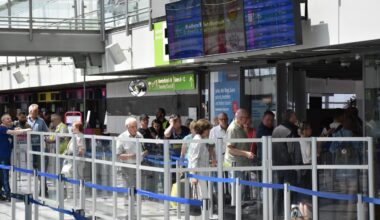 Schlief auf Bank im Ankunftsbereich