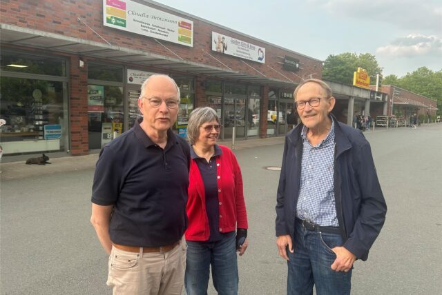Andreas Otto, Ulrike Simon und Hermann Diekneite stehen vor der Ladenzeile an der Geßlerstraße in Dortmund.