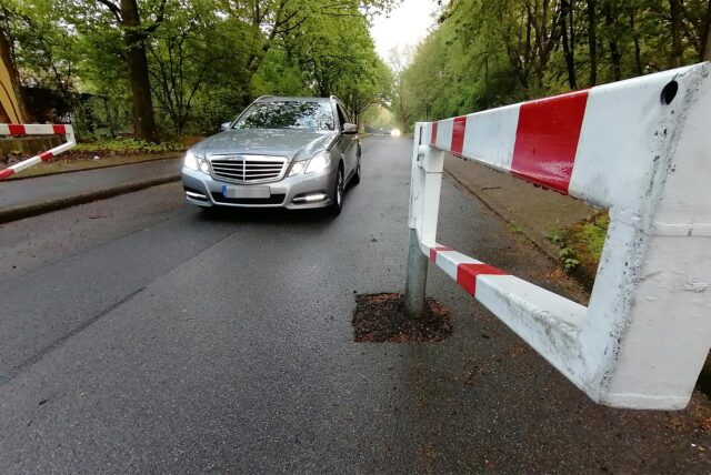 Ein Auto fährt auf einer Straße. (Archivbild)