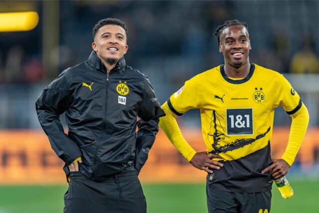 Jadon Sancho und Jamie Gittens stehen vor der Südtribüne.