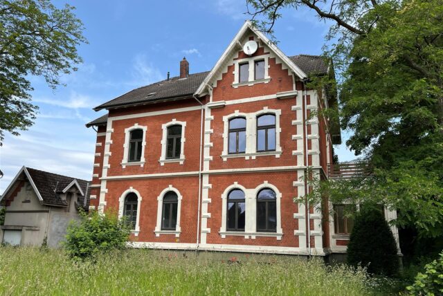 Diese alte Villa am Wickeder Hellweg 180 soll erhalten bleiben. Derzeit wird der Denkmalschutz geprüft. Hinter dem Haus könnte jedoch Wohnbebauung entstehen.