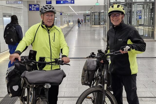 Dortmunder Hauptbahnhof um 4 Uhr morgens, links Karl-Heinz Teike, rechts Norbert Keymer.