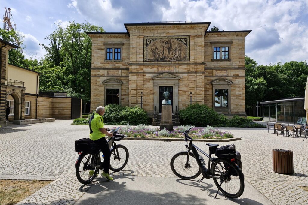 Haus Wahnfried in Bayreuth, das ehemalige Wohnhaus von Richard Wagner, liegt unweit der Mainquelle.