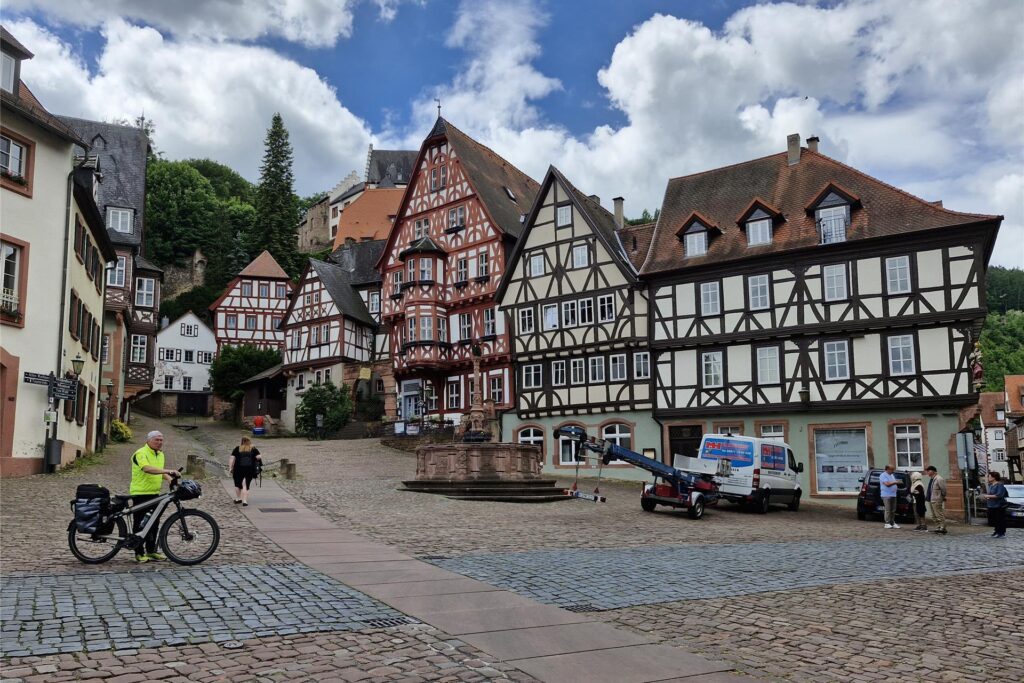 Der historische Marktplatz in Miltenberg zählt zu den bekanntesten Fachwerkkulissen am Main.