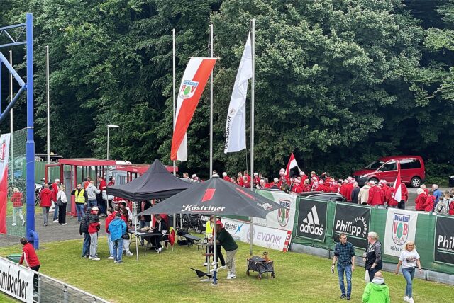 Eine lange Schlange vor dem Badeweiher-Stadion beim Kreispokalfinale: Auch wenn Preußen Münster und MSV Duisburg im Juli hier zu Gast sind, hofft der VfB Hüls auf viele Zuschauer.