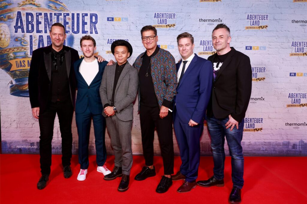 Pur-Sänger Hartmut Engler (3.v.r.) und das Kreativteam hinter dem Musical 