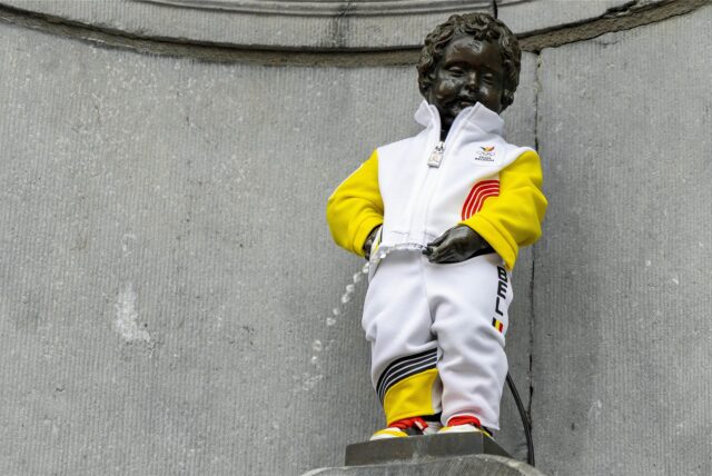 Manneken Pis trägt die Kleidung des belgisch-olympischen Teams während der Vorstellung des neuen Outfits.