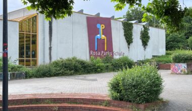 In Klassenraum fallen Teile der Deckenverkleidung herunter