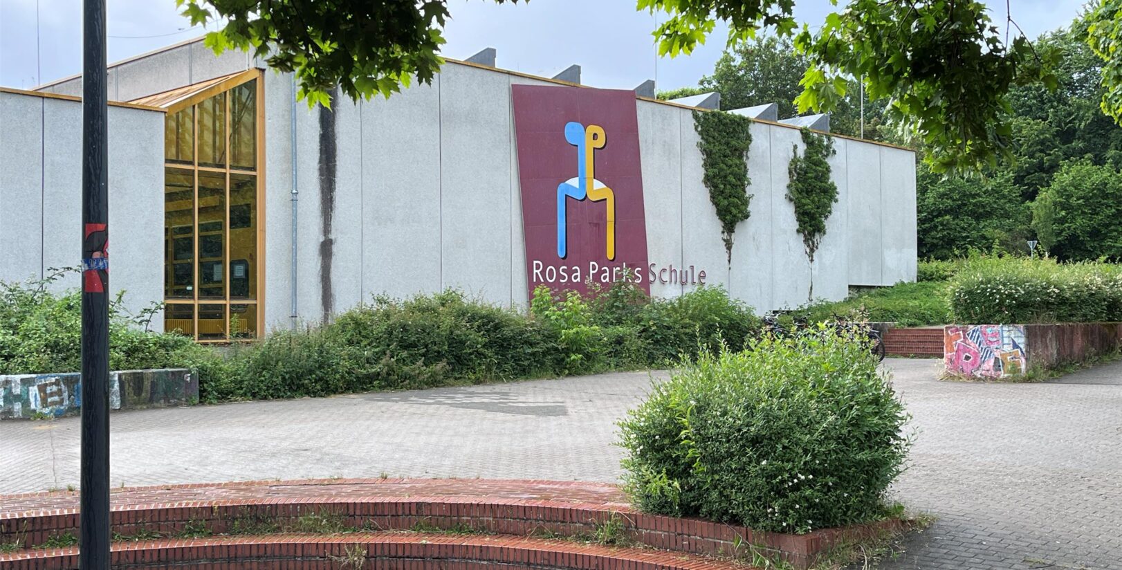 In Klassenraum fallen Teile der Deckenverkleidung herunter
