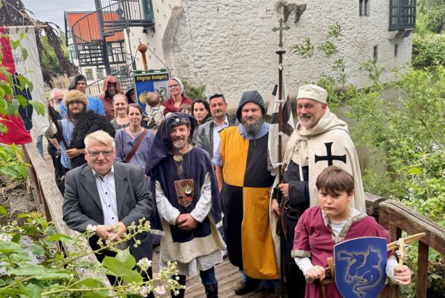 Eine Gruppe Menschen vor dem Schloss Rodenberg.