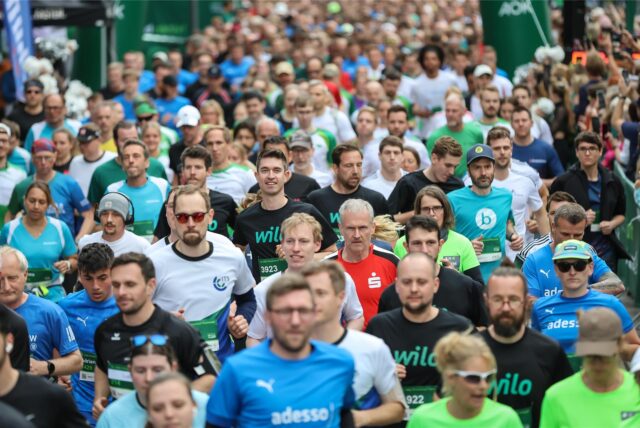 Viele Menschen beim Start des AOK-Firmenlaufs 2025 in Dortmund.