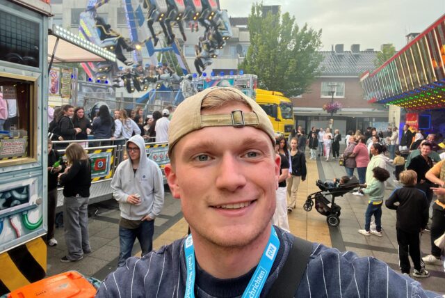 Ruhr Nachrichten-Reporter Johannes Wenzel auf der Kirmes in Dortmund-Huckarde.