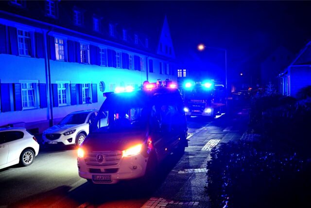 Einsatzfahrzeuge der Hertener Feuerwehr stehen am späten Abend vor einem Fachwerkhaus in Westerholt.