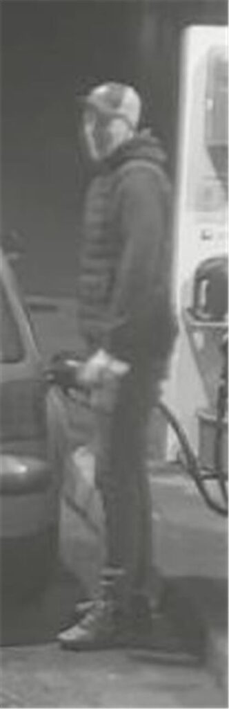 Fahndungsfoto: Ein Mann tankt in Bottrop an einer Tankstelle 
