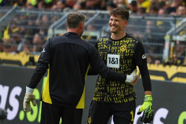 Gregor Kobel umarmt Matthias Kleinsteiber.