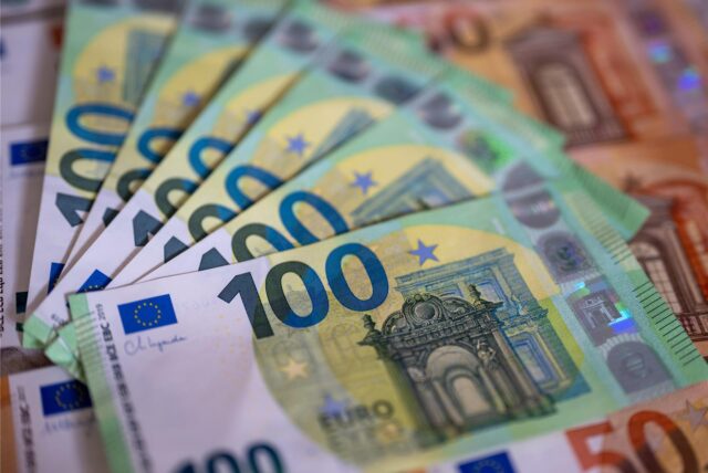 Geldscheine mit dem Wert von 100 und 50 Euro liegen auf einem Tisch.