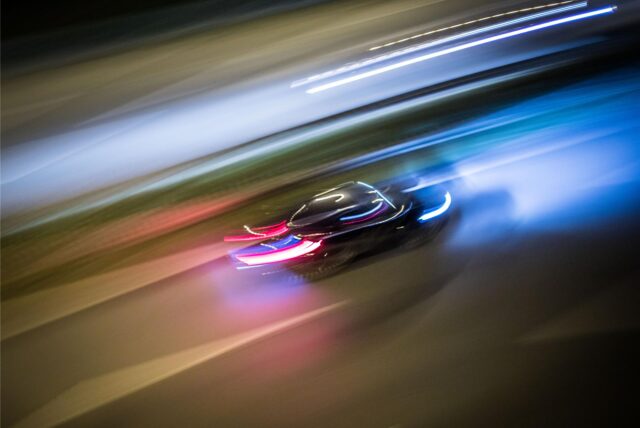 Ein Auto fährt auf einer Autobahn.