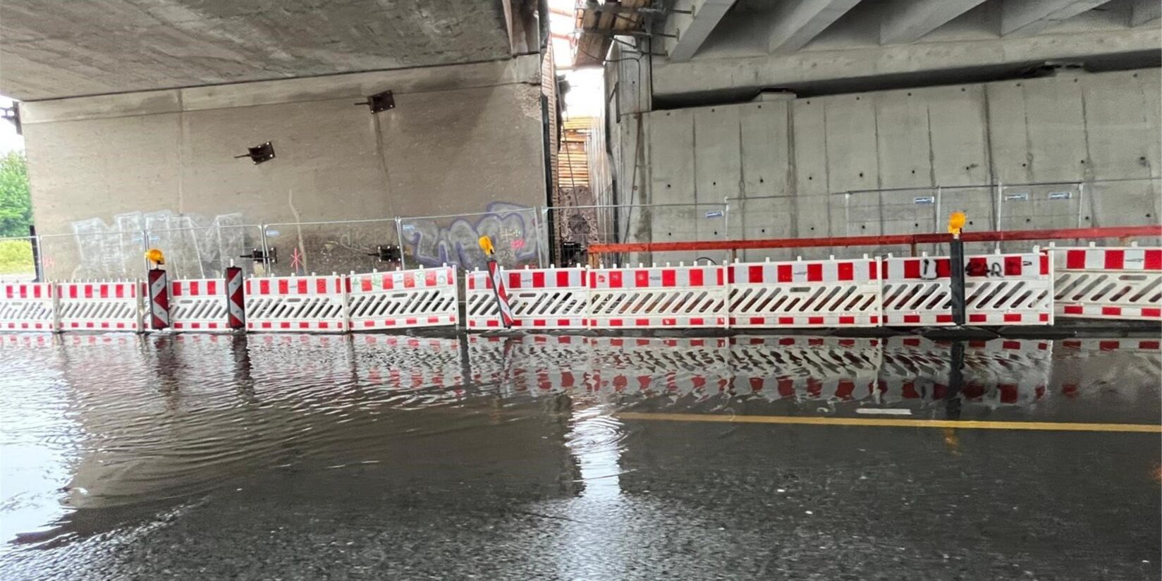 Überschwemmte Straße in Holzwickede: Wasser fließt nicht ab