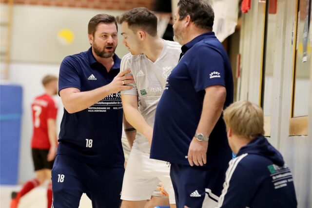Trainer Viktor Pusch gibt Instruktionen an einen Spieler.