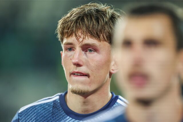 28.09.2024, Fussball, Saison 2024/2025, 2. Bundesliga, 7. Spieltag, SC Preußen Münster – FC Schalke 04, Max Grüger (FC Schalke 04) steht vor den Fans.