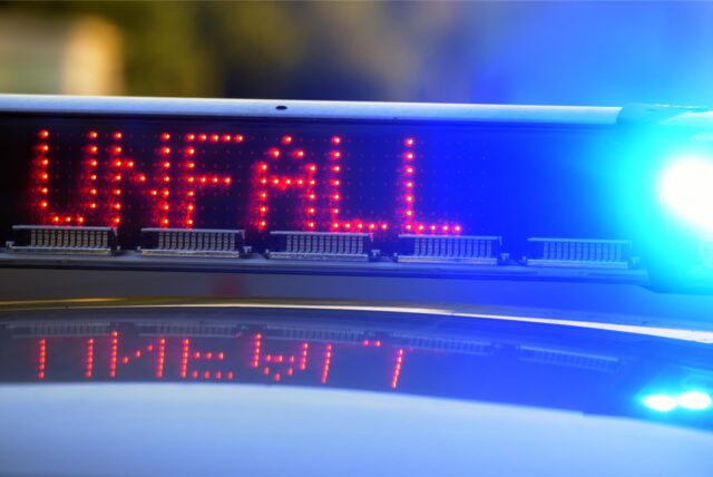 Symbolfoto: Polizeiwagen bei einem nächtlichen Einsatz nach einem Verkehrsunfall
