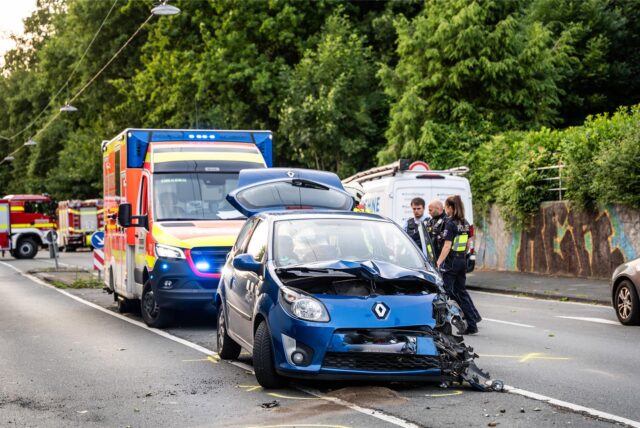 Der Renault kam in Richtung B235 von der Fahrbahn ab und kollidierte mit einem Lkw am Fahrbahnrand.