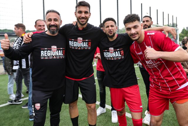 Vier Spieler von Türkspor Dortmund jubeln über den Aufstieg in die Regionalliga.