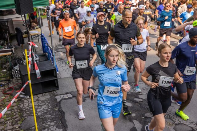 Läufer starten bei einem Lauf.