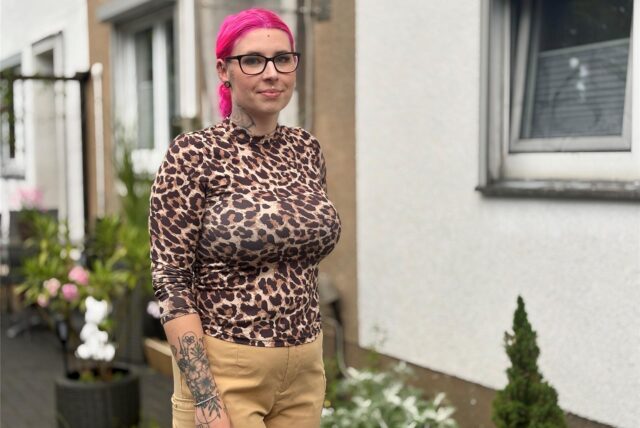 Annkathrin Frohne vor ihrem Haus in Castrp-Rauxel.