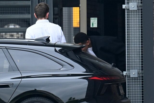 Jobe Bellingham steigt in ein Auto.