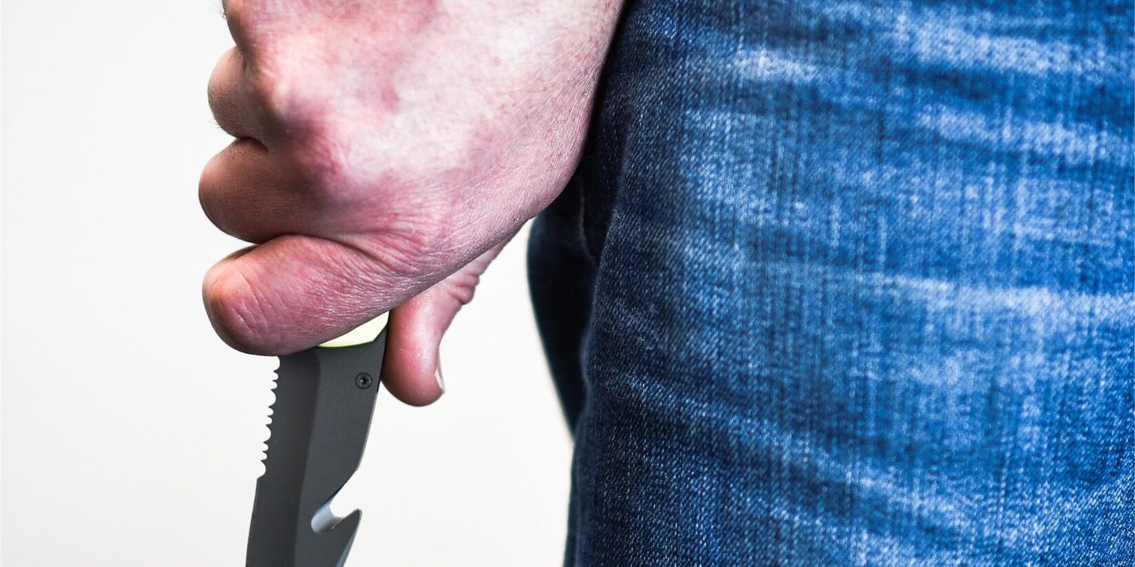 Mann rastet völlig aus und attackiert Polizei