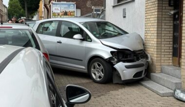 Auto kracht in Hauswand – das sagt die Polizei