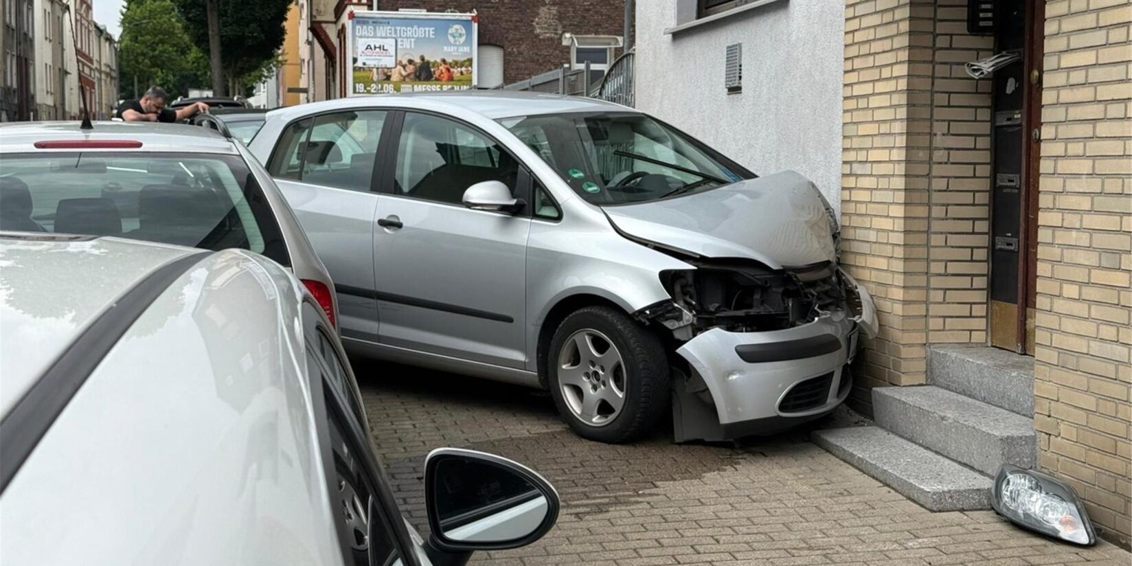 Auto kracht in Hauswand – das sagt die Polizei