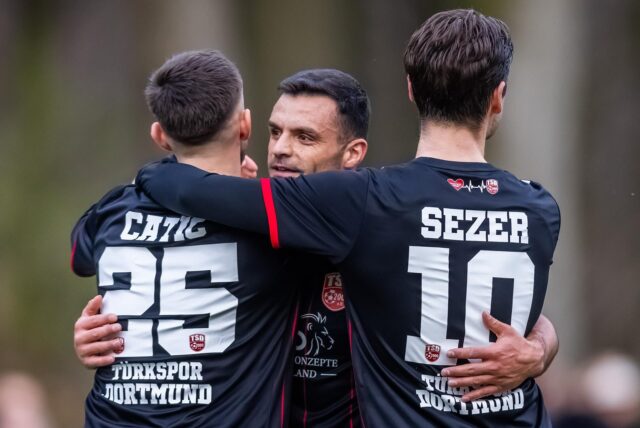 Drei Spieler von Türkspor Dortmund jubeln.