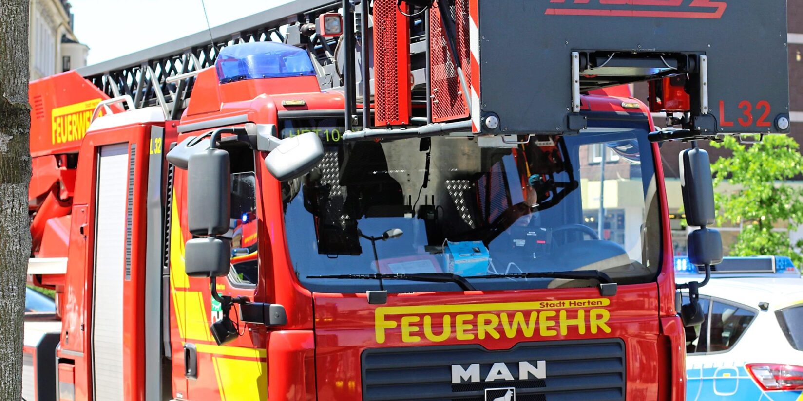 Ast bringt Radfahrer und Fußgänger in Gefahr